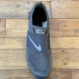 This is a pair of Men’s Nike Vapor Max size 10 1/2. Dark Gray with out laces.